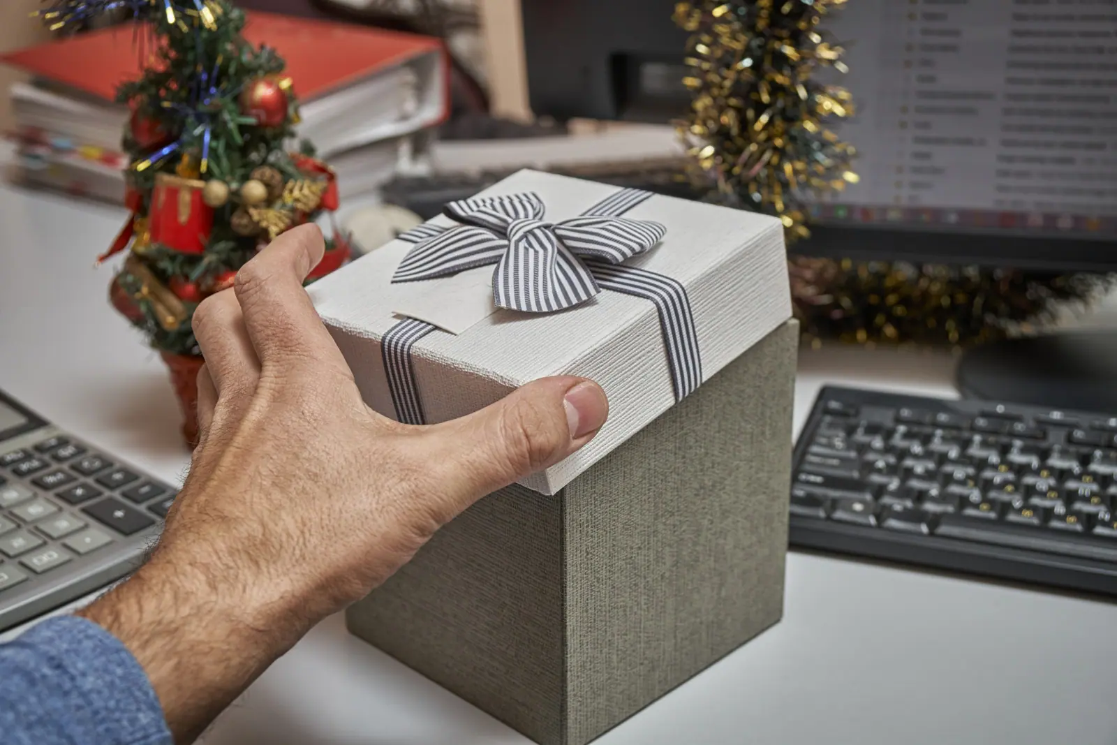 The Season of Bonuses: The SMB Guide to Giving Holiday Bonuses