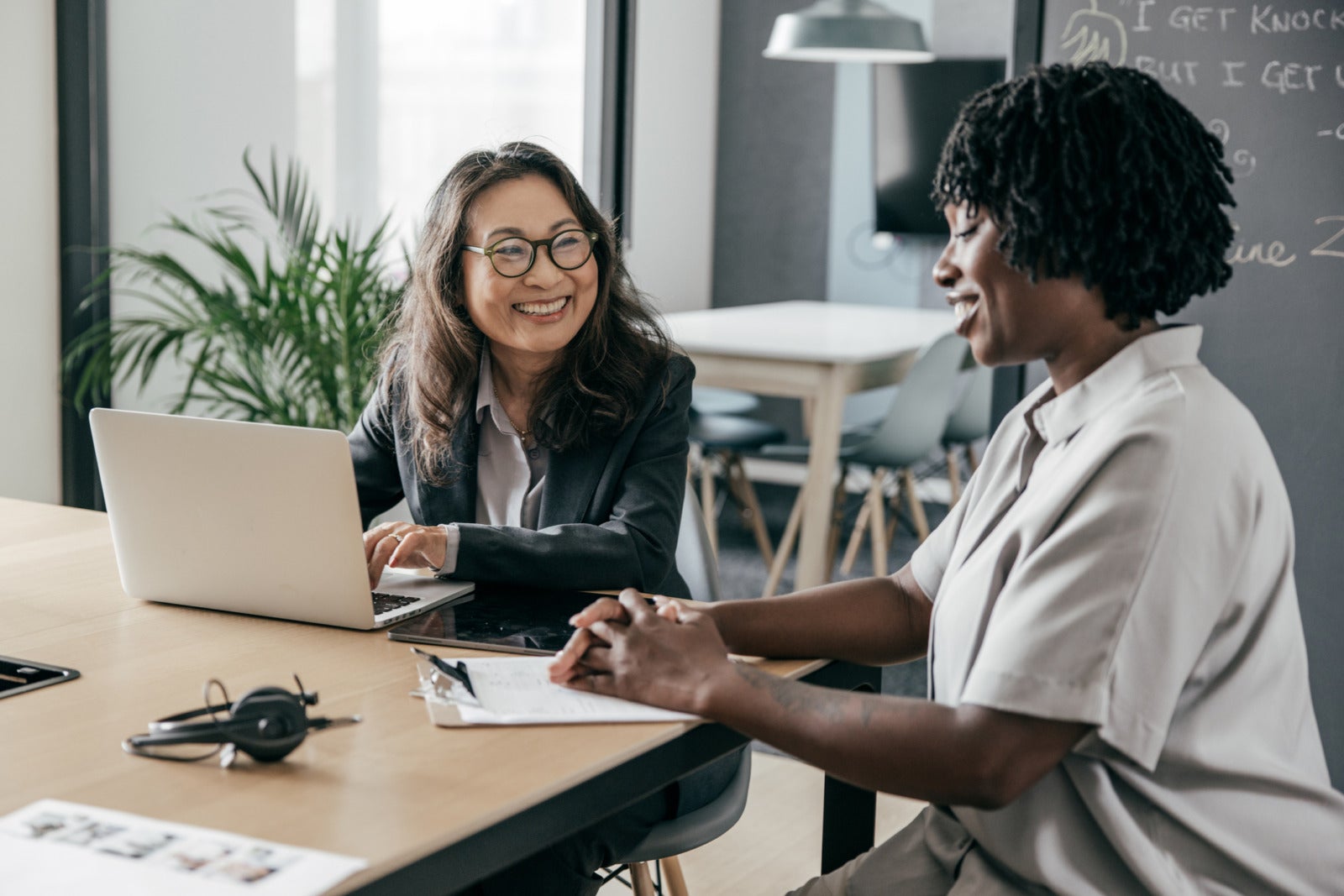 hiring-manager-with-candidate